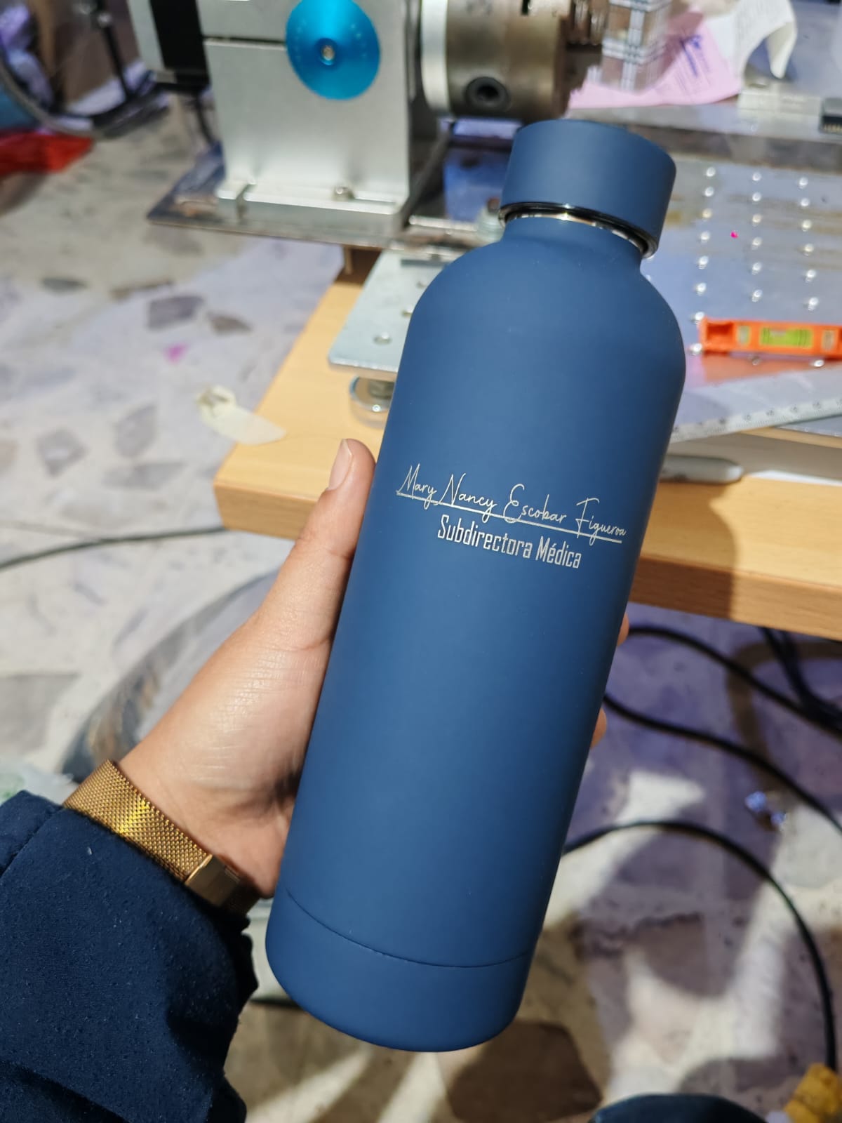 Botella grabada láser en metal para regalo corporativo
