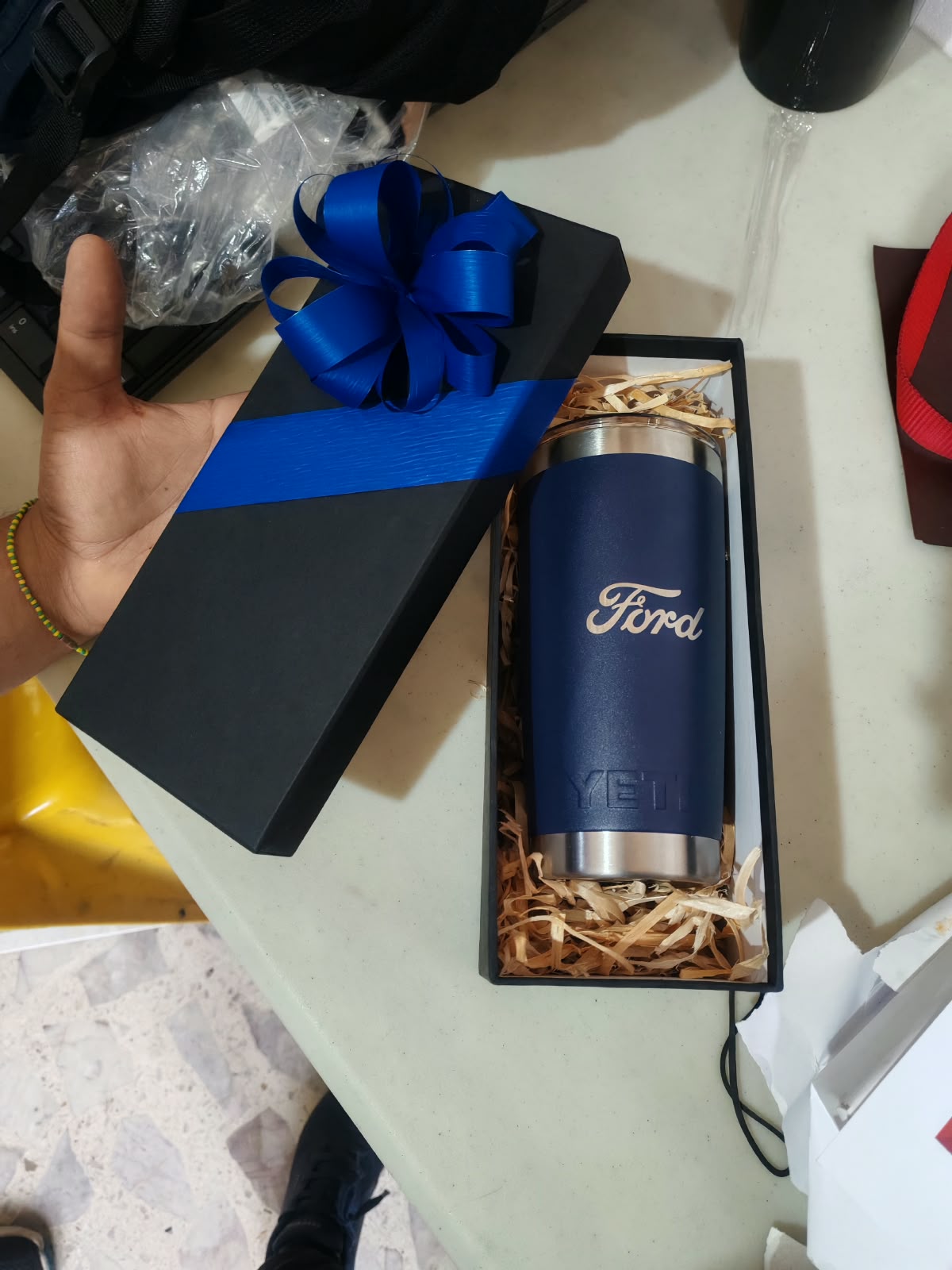 Caja de regalo con termo grabado para Ford