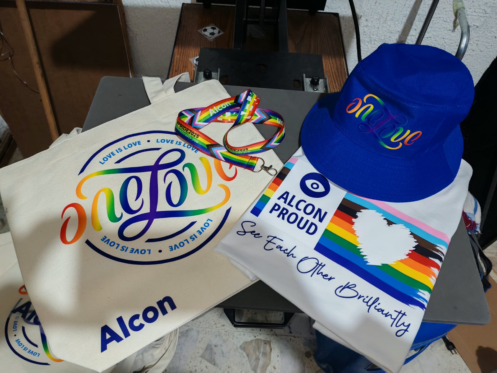 Kit de bienvenida con tote bag gorra y playera para Alcon