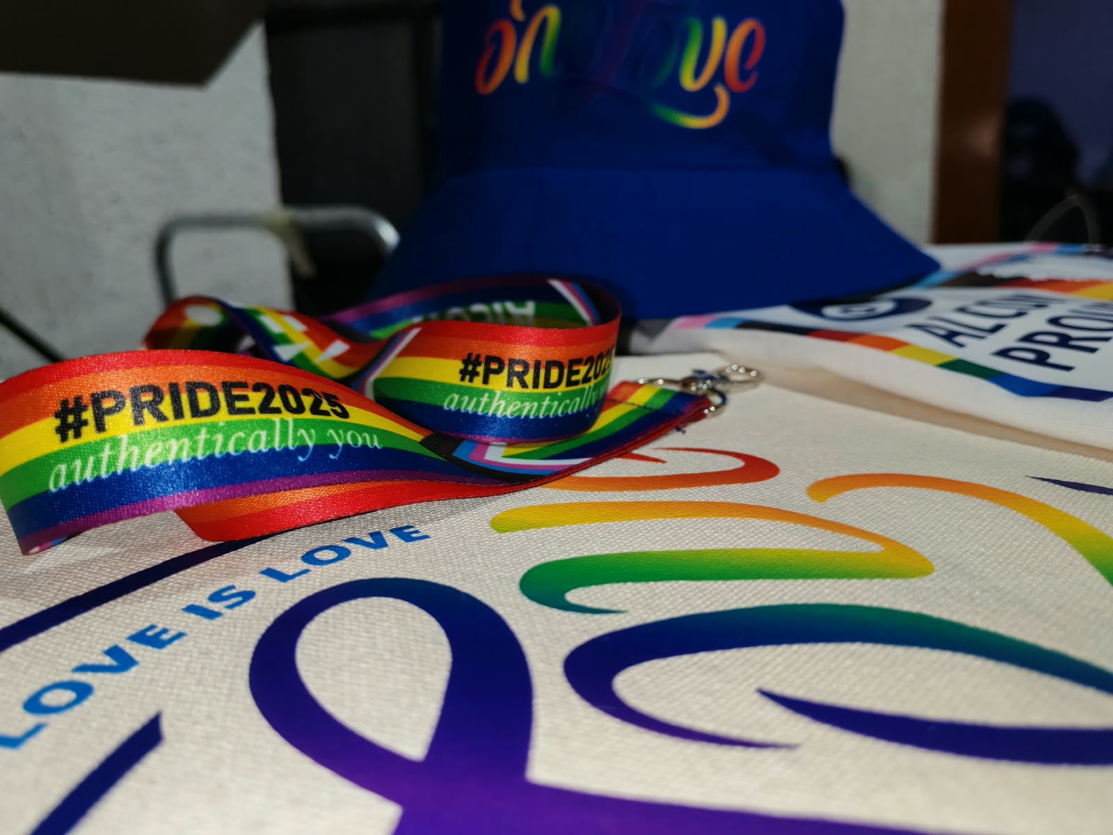 Lanyard y gorra Pride personalizados LZ Graphics