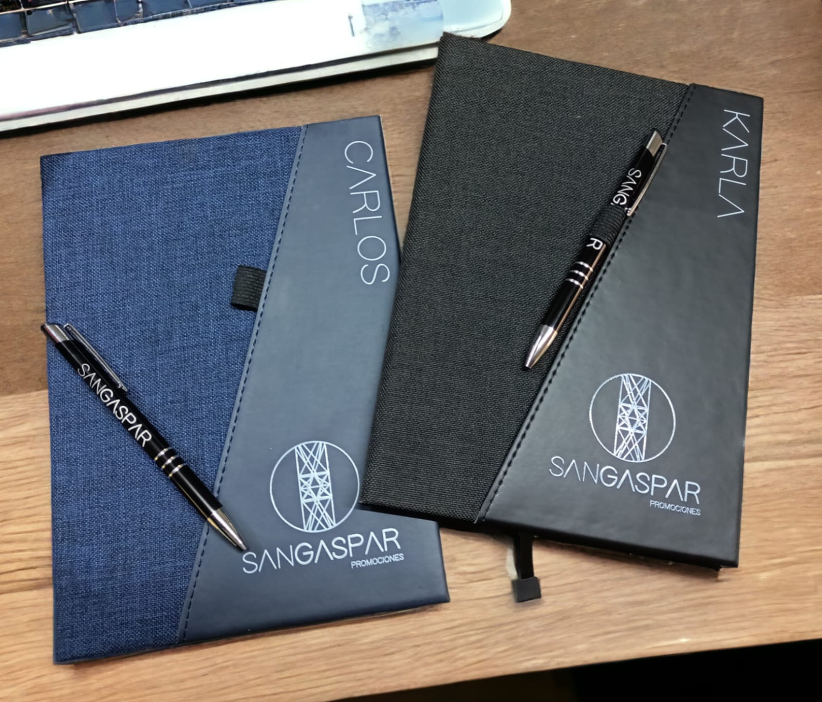Set de libretas y plumas personalizadas para kit de bienvenida